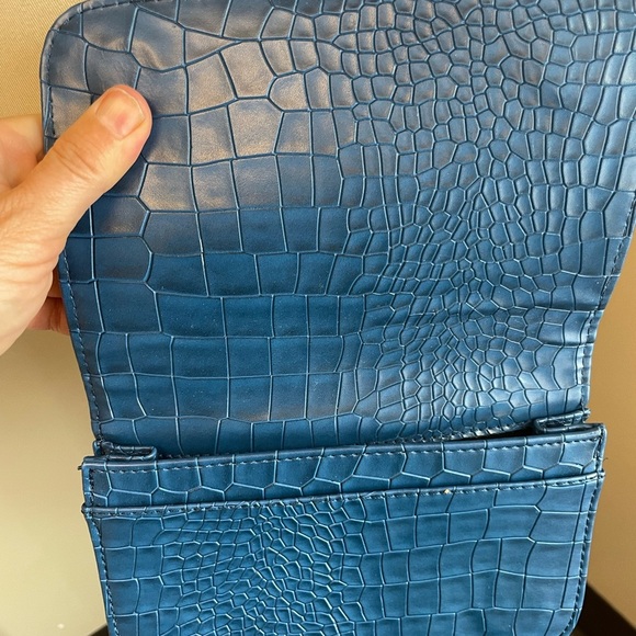 Unisex stylish shoulder bag belt bag faux crocodile leather w gold hardware - Picture 2 of 6